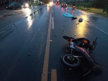 Triple choque dejó a un motociclista muerto